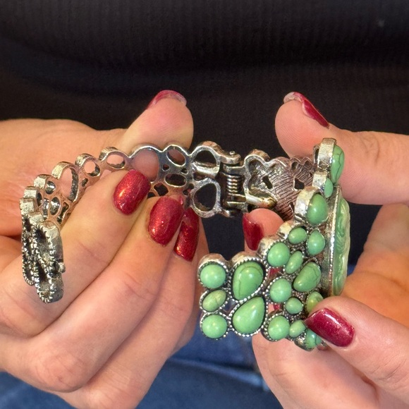 Cameo, Green Howlite Bangle Bracelet in Silvertone (7.0 In) 26.00 ctw - Picture 7 of 7